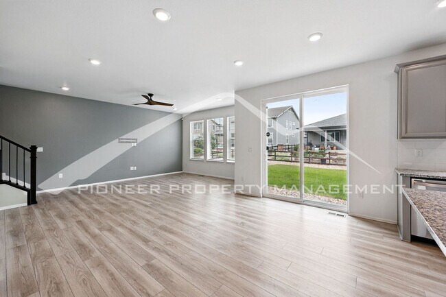 Foto del edificio - Spacious Home with Washer/Dryer and Centra...