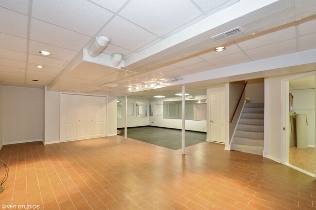 Building Photo - 5 Hotchkiss Ct
