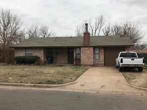 Building Photo - 404 Leslie Dr