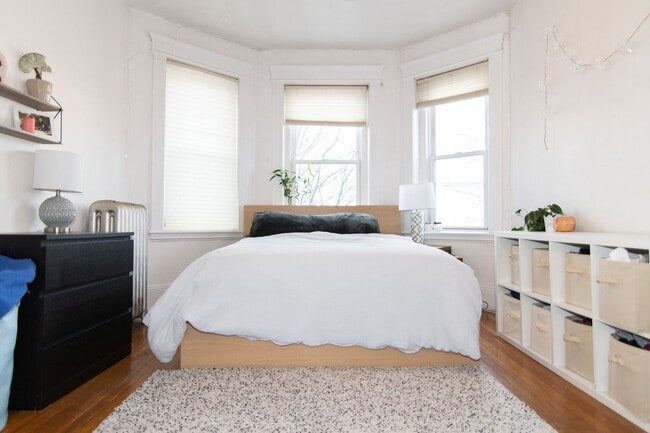 Foto del edificio - 3 Bed 1 Bath close to BU available 9/1