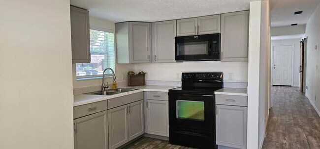 Foto del edificio - Modern Comfort Meets Classic Charm – 2/2 H...