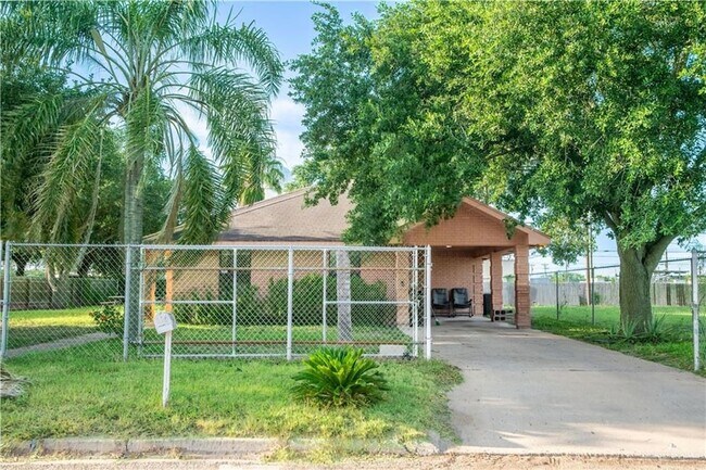 Foto del edificio - 2702 Blue Jay St