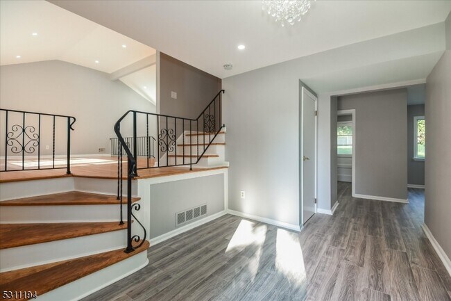 Building Photo - 2 Biscay Dr