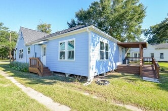 Building Photo - 803 Austin St