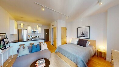Building Photo - 550 W 54th St