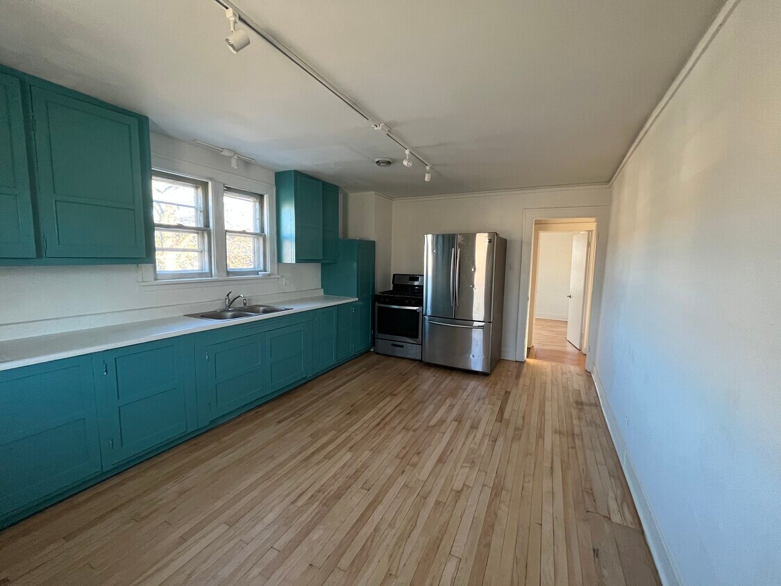 Primary Photo - 136 E Saint Paul Ave