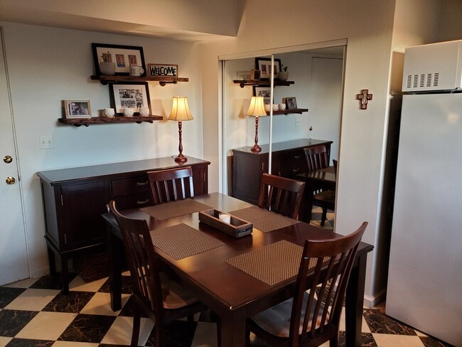 Building Photo - 1519 W Olive Ave