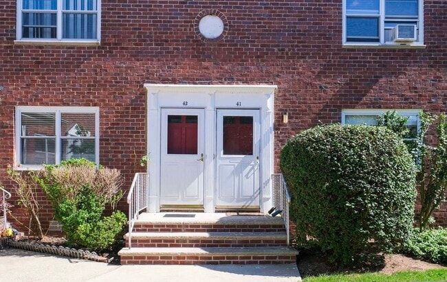 Building Photo - 480 Crestwood Ave