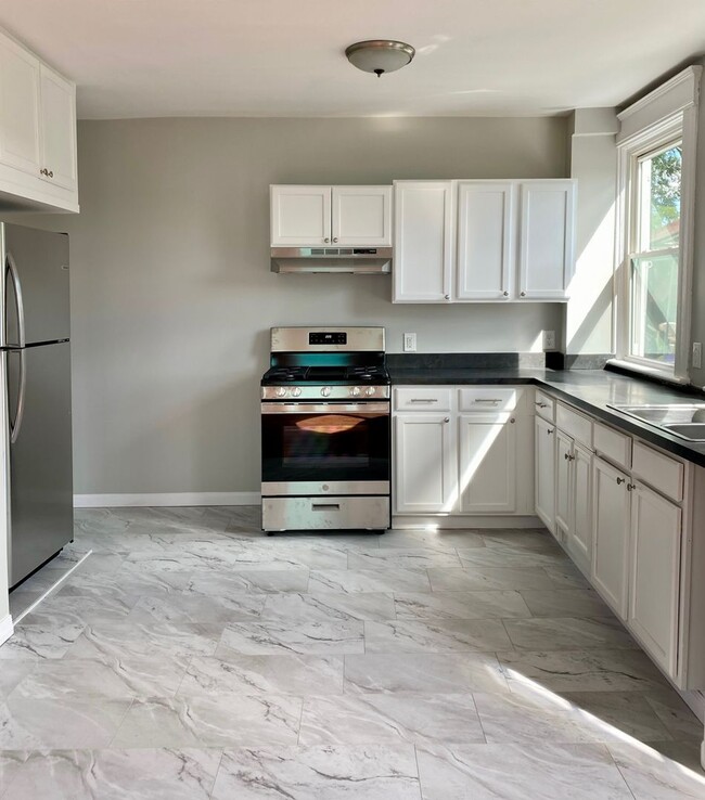 Building Photo - Renovated 3 Bedroom 1.5 Bathroom House