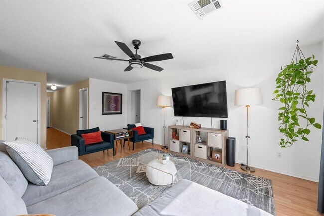 Foto del edificio - 13001 Carillon Way