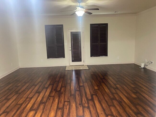 Building Photo - Stunning 4 bedroom 2 bath home in Baton Rouge