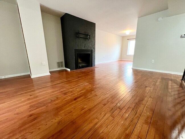 Foto del edificio - Luxurious 3-Bedroom Townhome in Logan Squa...