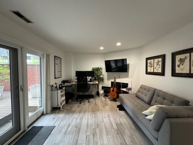 Building Photo - Amazing Garibaldi Square Townhome!