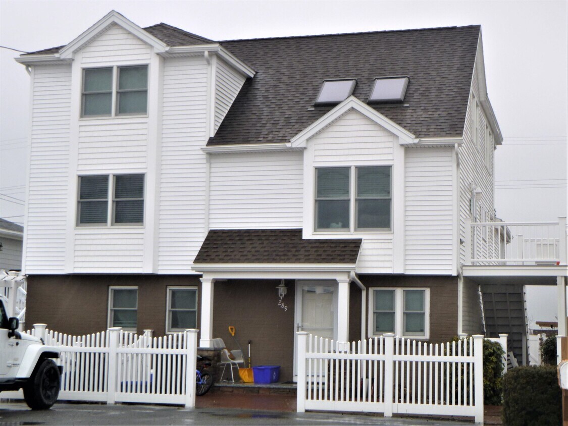 289 Portsmouth Ave Unit Downstairs, Seabrook, NH 03874 Room for Rent