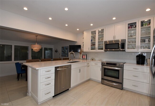 Building Photo - 2 br, 2 bath Townhome - 1426 NE 56th Ct