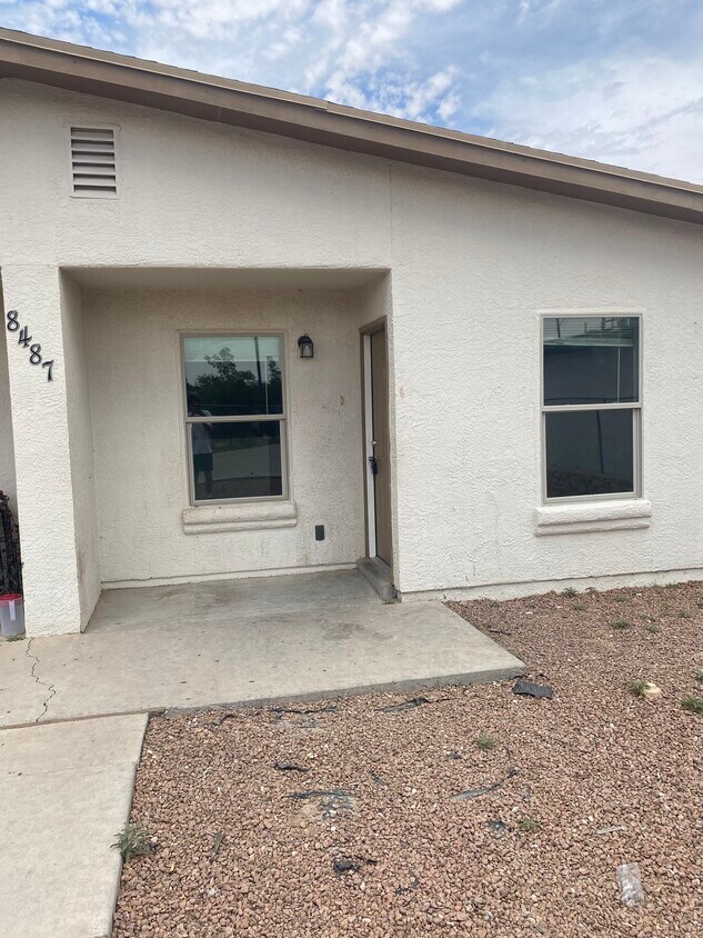 Foto del edificio - 8487 Roseway Dr