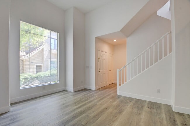 Foto del edificio - Gorgeous 3 bedroom 2.5 bathroom Townhome conveniently located in the heart of Henderson.