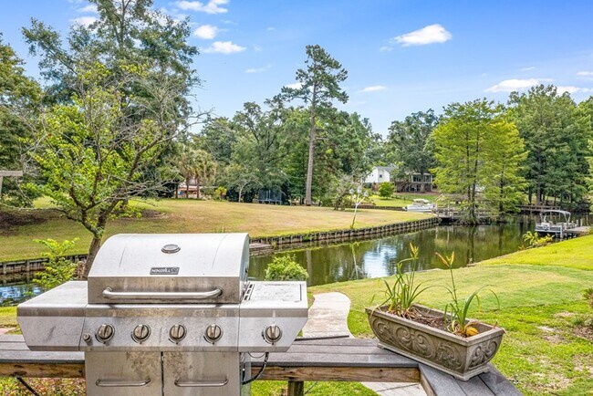 Building Photo - 329 Santee Dr