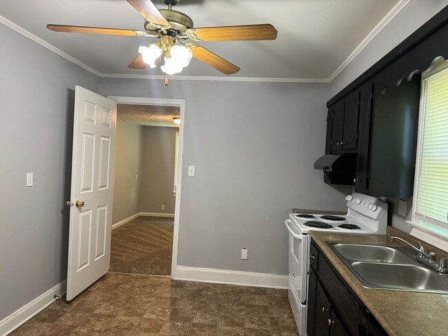 Building Photo - Great Location! Large Home with 3 bedrooms...