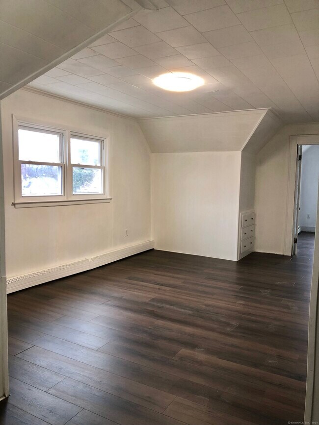 307 Wakelee Ave Unit 3er floor, Ansonia, CT 06401 Room for Rent in