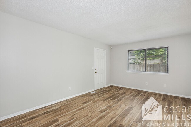 Foto del edificio - Newly Remodeled 3 bed 2 bath with Finished...