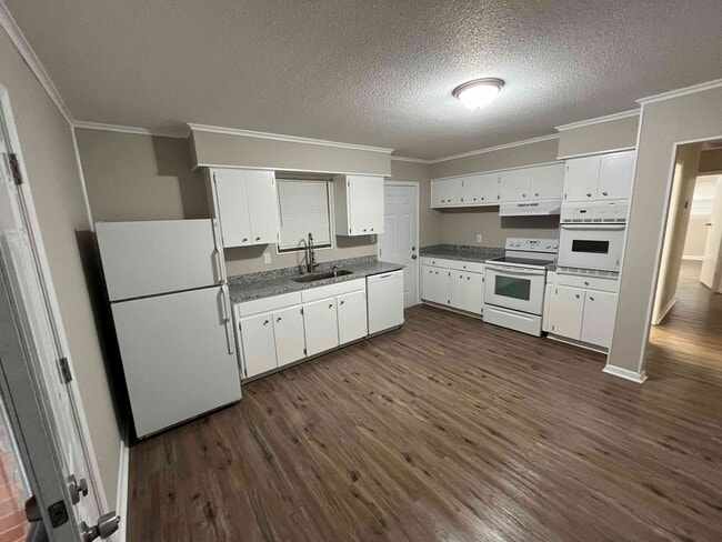 Foto del edificio - 2604 Briar Ave SW