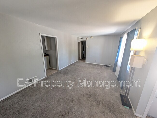Building Photo - 3204 La Veta Dr