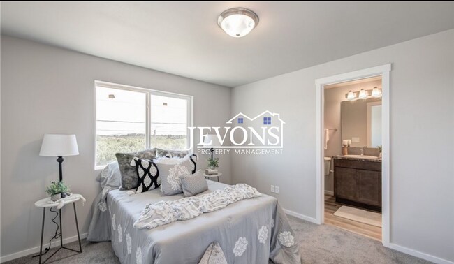Foto del edificio - Beautiful 4-bedroom home with fenced backy...