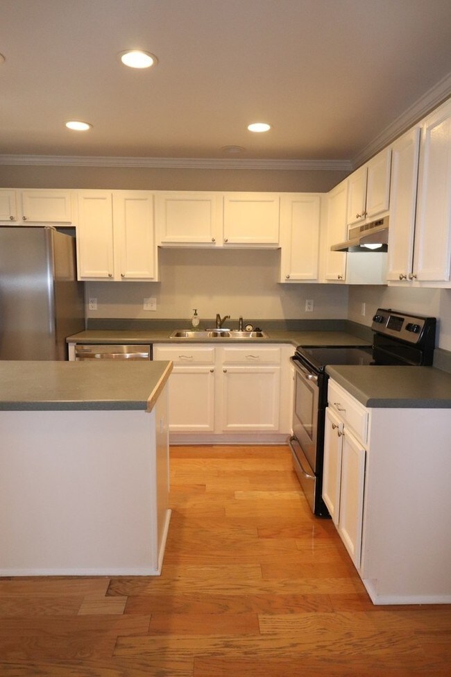 Building Photo - Oak Bluff