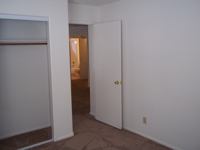 Foto del edificio - LAKEVIEW CONDOS