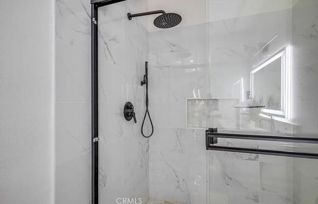 Foto del edificio - "Chic 1-Bedroom Retreat with Movie Room & ...
