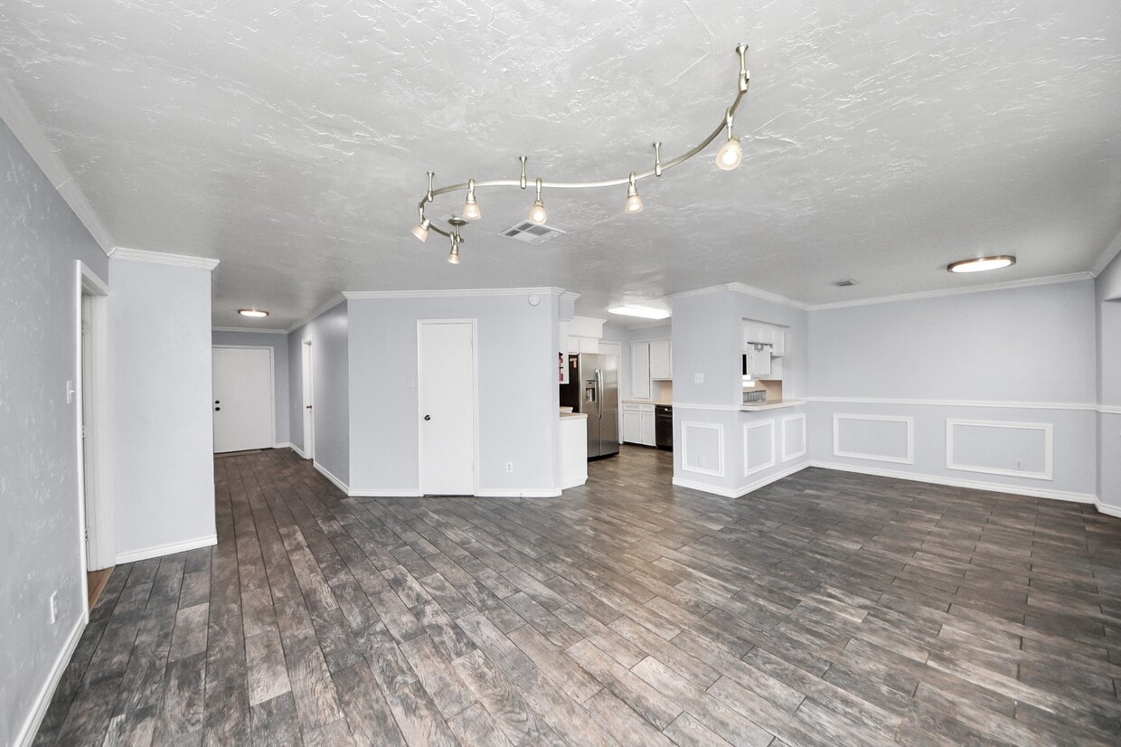 Building Photo - 6535 Trimstone Dr