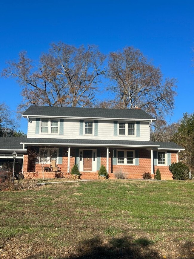 Building Photo - 5 Ivanhoe Cir