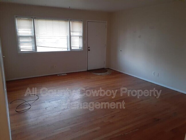 Foto del edificio - 907 Sanders Dr.