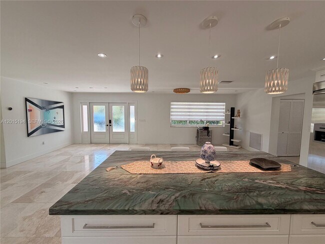Foto del edificio - 11445 N Bayshore Dr