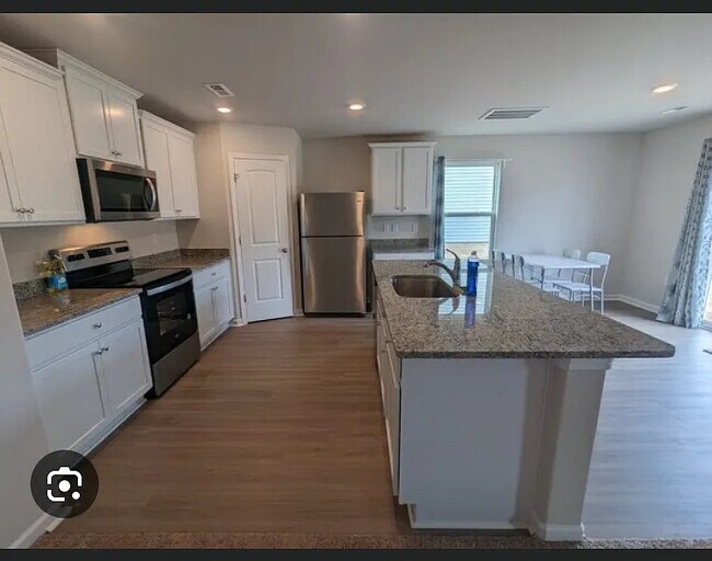 Foto del edificio - Room in House on Nia Rd