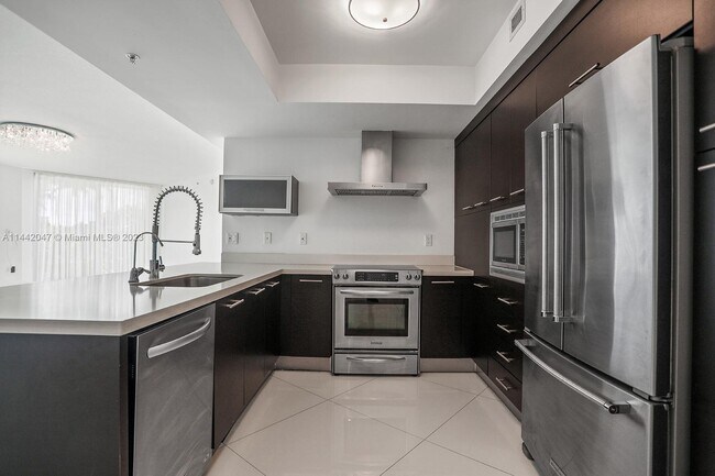 Foto del edificio - 250 Sunny Isles Blvd