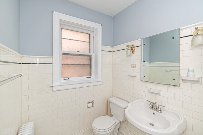 Foto del edificio - 124 N Austin Blvd