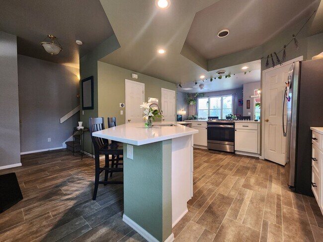 Foto del edificio - Stunning 3 Bedroom Townhome Tucked Away In...