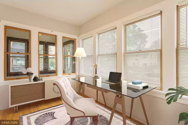 Foto del edificio - 2954 DuPont Ave N