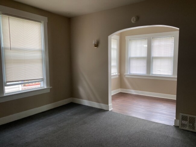 Building Photo - 823 Putnam St