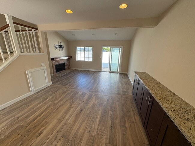 Building Photo - 2652 Santa Ana Ave