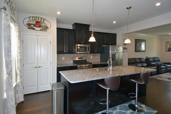 Kitchen - 448 Fairmont Dr