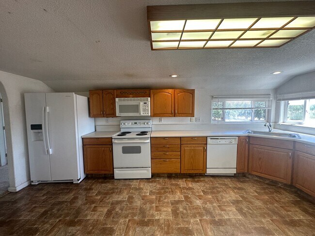 Building Photo - Detached three-car garage