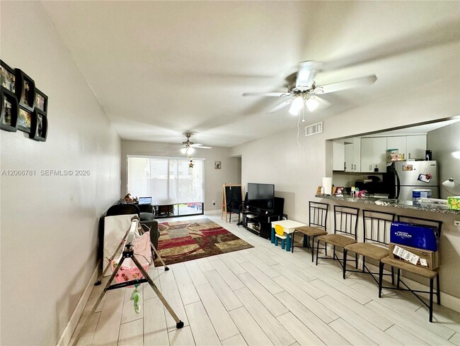 Building Photo - 9427 Fontainebleau Blvd