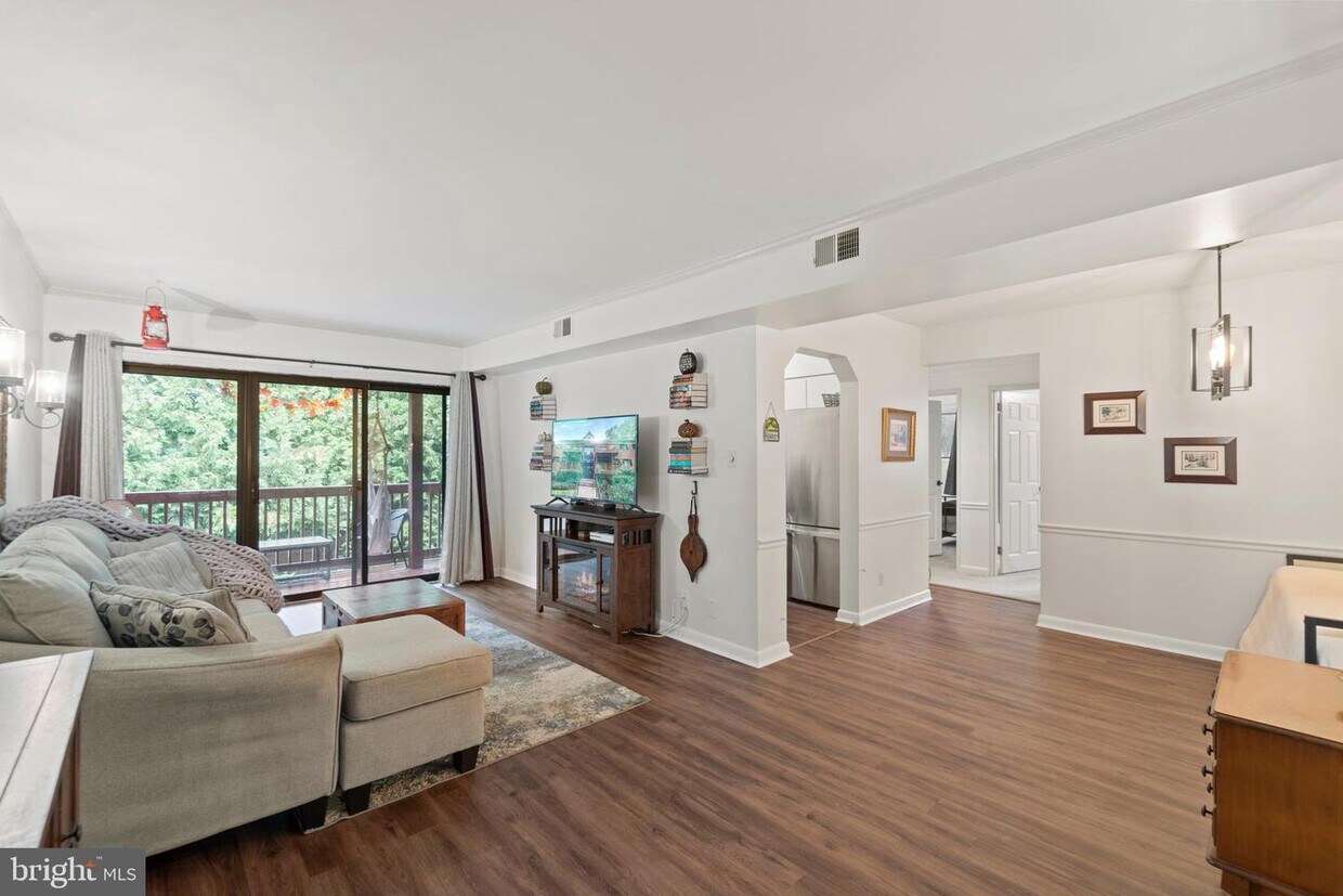 2802 Dartmouth Rd Unit 3, Alexandria, VA 22314 Room for Rent in