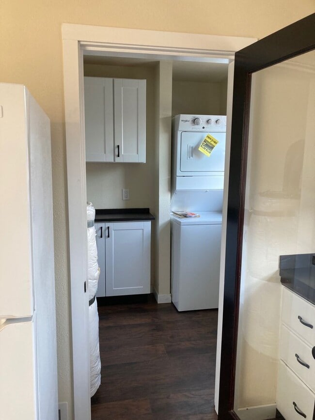 Building Photo - Spacious Multi-Level Apartment in the Hear...