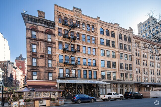 Foto del edificio - 349-351 Greenwich St