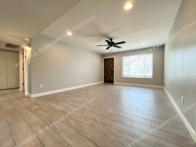 Foto del edificio - REMODELED 3 BEDROOM 2 BATH GEM WITH DETACH...