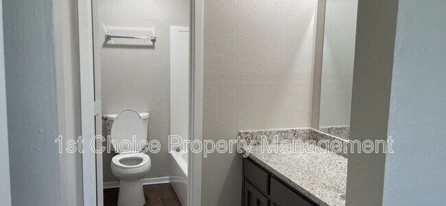 Building Photo - 1000 Meadow Cir N